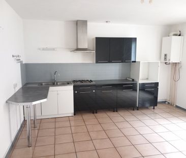 Location Appartement 3 pièces 57m² LE CHAMBON FEUGEROLLES 42500 - Photo 2