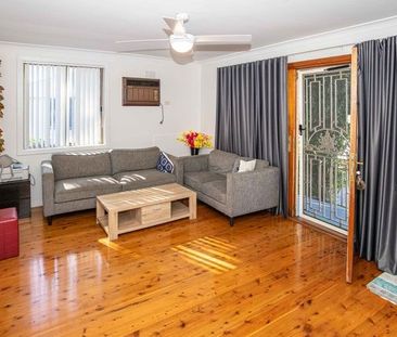 DELIGHTFUL 3-BEDROOM HOME - Photo 3