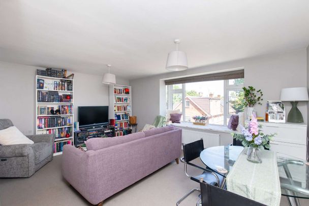 Second floor apartment with private garden near to East Putney station - Photo 1