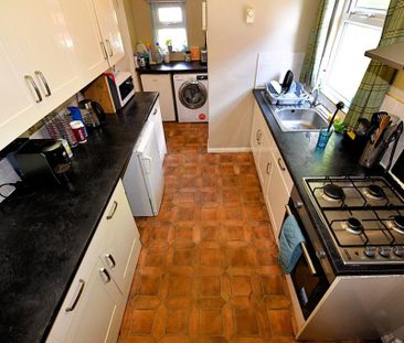 4 bedroom House in Headingley Crescent, Leeds - Photo 4