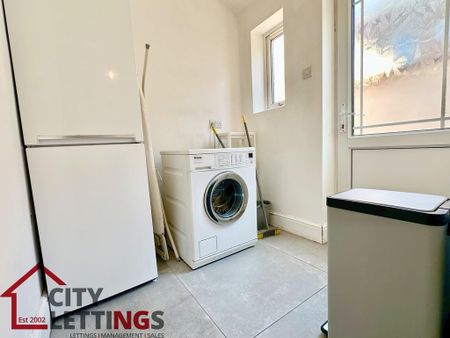 4 bedroom end of terrace house to rent - Photo 5