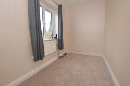 3 Bedroom Semi-Detached House - Photo 3