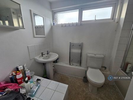 1 bedroom in a house share to rent - Photo 5