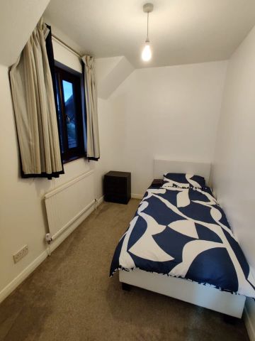 2 Bed End Terrace, St. Michaels Close, E16 - Photo 4