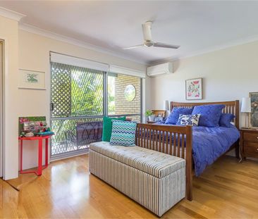 Spacious & Modern Tri Level Townhouse with Courtyard! - Photo 3