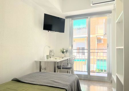 Carrer de Bernat i Baldoví, Burjassot, Valencian Community 46100 - Photo 4