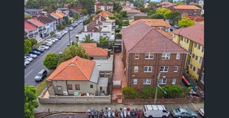 Sunny Art Deco Gem Opposite Westfield – Prime Bondi Junction Location - Photo 4