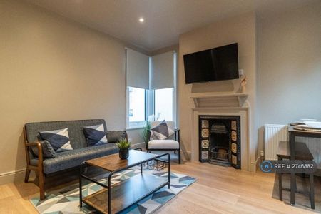 3 bedroom flat to rent - Photo 2