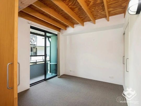 Urban Loft Living in the Heart of Teneriffe - Photo 1