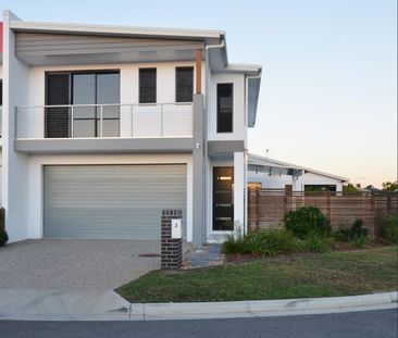 Relaxed Living in a Modern Setting - Photo 1