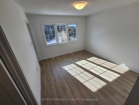 Townhouse For Lease | N8076266 - Photo 2