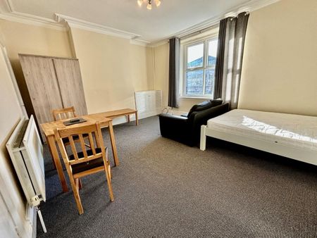 1 bedroom Flat To Let - Photo 2