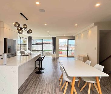 Beautifully Presented End-Unit Townhouse with ... - Photo 5