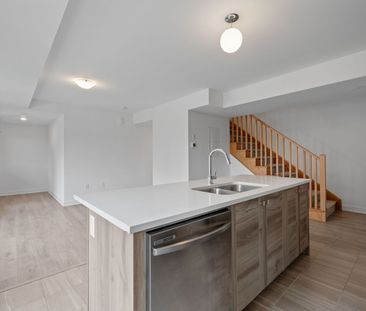 For Lease - 13 Magnolia Lane, Barrie, Ontario - Photo 2