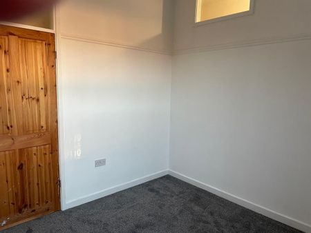 2 bedroom end of terrace house to rent - Photo 4