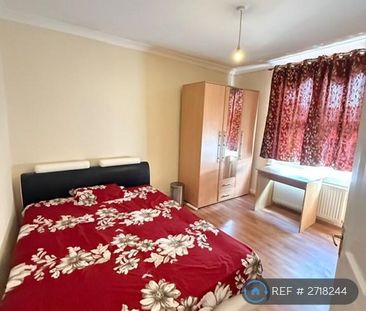 4 bedroom semi-detached house to rent - Photo 3