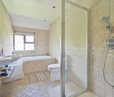 4 bedroom detached house to rent - Photo 3