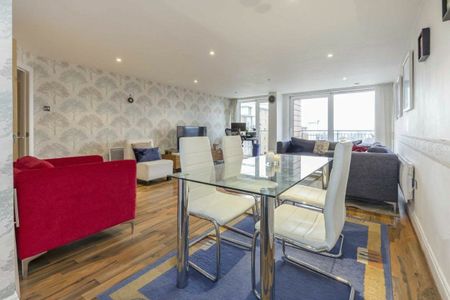 Holland Gardens, Brentford, TW8 - Photo 2