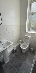 1 bedroom in a flat share to rent - Photo 4
