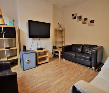 4 bedroom House in Hyde Park, Leeds - Photo 1