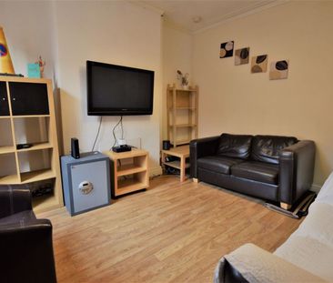 4 bedroom House in Hyde Park, Leeds - Photo 4