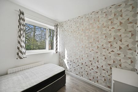 4 Bed Flat, Milland House, SW15 - Photo 2