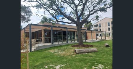 Chic Brighton Living – Modern 1-Bed Apartment with Car Park - Photo 5