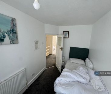 4 bedroom semi-detached house to rent - Photo 6