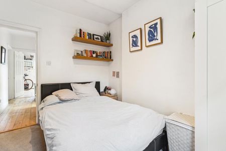 2 bedroom flat in London - Photo 4