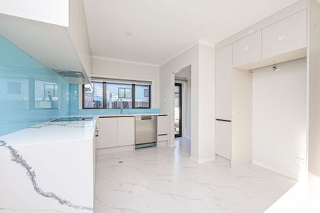 Modern Family Living in Great Neighbourhood - Photo 4