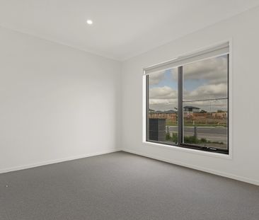 Modern Three-Bedroom Townhouse in a Prime Craigieburn Location! - Photo 2