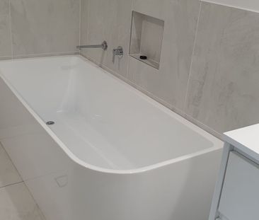 ULTRA MODERN LUXURY 3 BEDROOM TOWNHOUSE with DUCTED AIR-CON - Photo 5