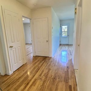 Mercier-Hochelaga beaux 5 1/2 avec Cuisinére,frigo,laveuse,secheuse ,lave vaisselle,,3 chambres à couchers 2e étage - Photo 2