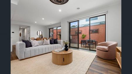 BAYSIDE LUXURY | STYLE AND CONVENIENCE | VERY LOW MAINTENANCE YARD - Photo 2