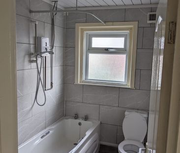 2 Bed End Terrace, Hathershaw Lane, OL8 - Photo 4