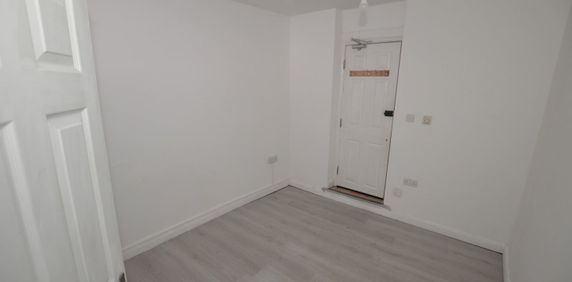 1 Bed Flat, Dersingham Avenue, E12 - Photo 2