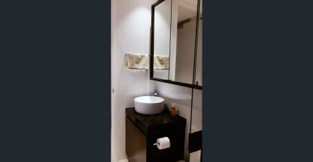 Stylish 1-Bedroom Fully Furnished Apartment in the Heart of South Yarra - Photo 4