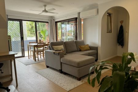 North facing, beachside apartment with pool - Photo 2
