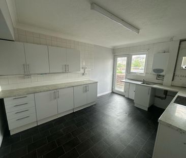 Flat to rent - Valley Drive, Gravesend, DA12 - Photo 3