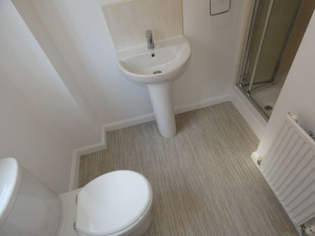 1 bed Semi-Detached - To Let - Photo 4
