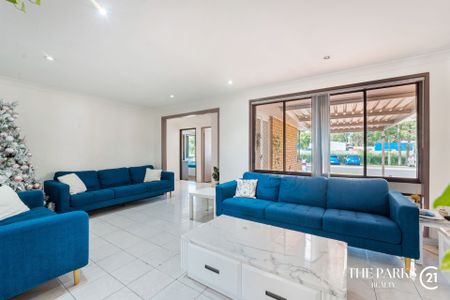 Single Level Residence in Prime Location! - Photo 2