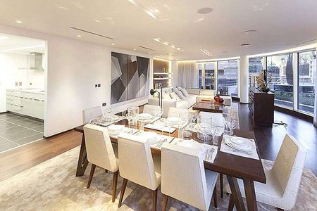 An opportunity to acquire a four bedroom lateral apartment (247 sq m/2,666 sq ft) set within this landmark purpose built block with parking and 24 hour concierge.viewing - Photo 2