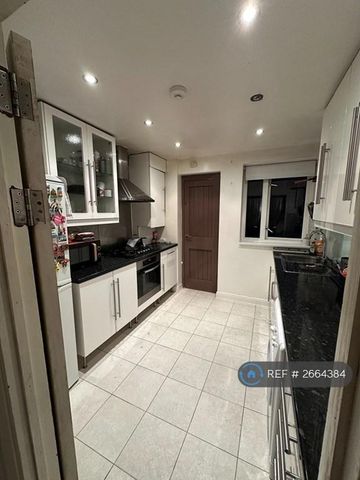 1 bedroom in a flat share to rent - Photo 4