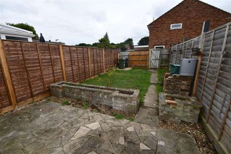 Bedroom Terraced House In Guildford, GU2 - Photo 4