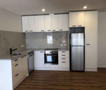 Brick n Tile Beauty - Refurbished Three Bedroom Apartment - Photo 2