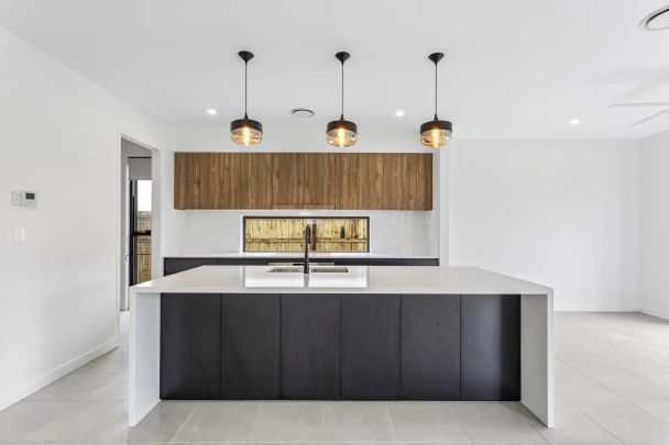 New new 5 bedroom home in Newport. Contact Julie Sykes 0438 050 110 - Photo 1