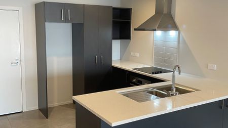 Modern, well kept two bedroom apartment - Photo 4