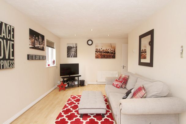 2 bedroom property to rent Parry Drive, Weybridge, KT13 - Photo 1