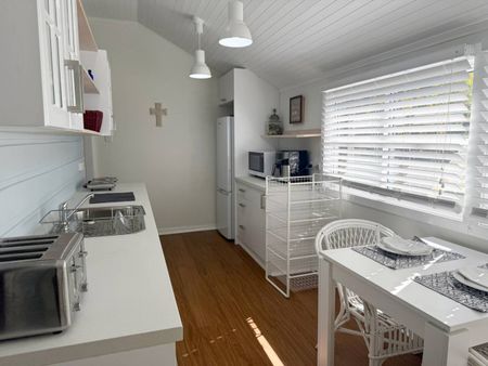 Healthcare Haven!! Private One-Bedroom Unit with All-Inclusive Comfort Near the Hospital - Photo 5