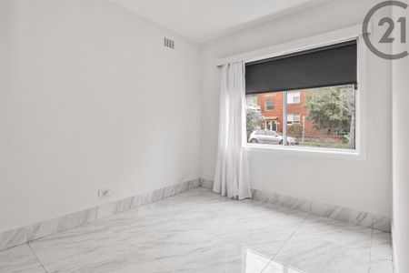 Beautiful Ground Floor Apartment in Prime Location – Easy Living in a Convenient Setting - Photo 5